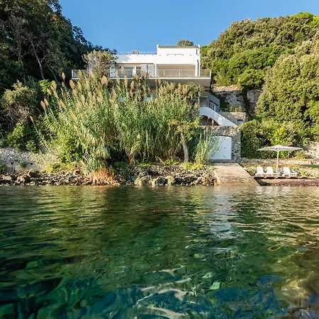 Escalina With Private And A/c * マルチャーナ・マリーナ